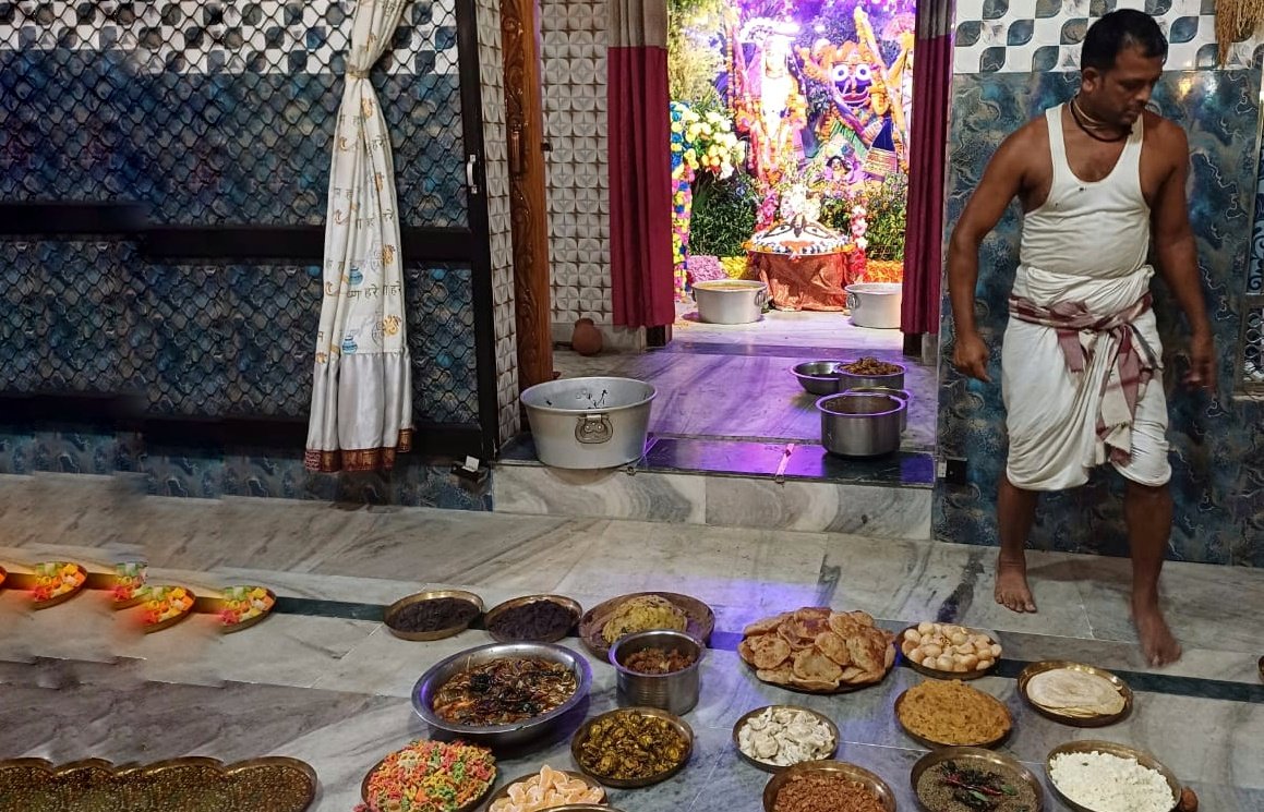 You are currently viewing ନିତାଇ ଗୌର ଆଶ୍ରମରେ ଗିରି ଗୋବର୍ଦ୍ଧନ ବେଶ ଓ ଛପନ ଭୋଗ ଅର୍ପଣ
