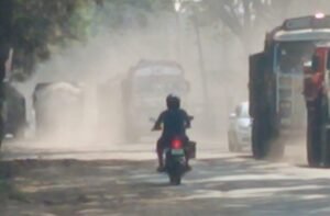 Read more about the article ଧୂଳିଧୂଆଁରେ ଅସ୍ତବ୍ୟସ୍ତ ୧୪୯ ନମ୍ବର ଜାତୀୟ ରାଜପଥ, ଦାବି ପ୍ରତି କର୍ଣ୍ଣପାତ କରୁନି NHAI