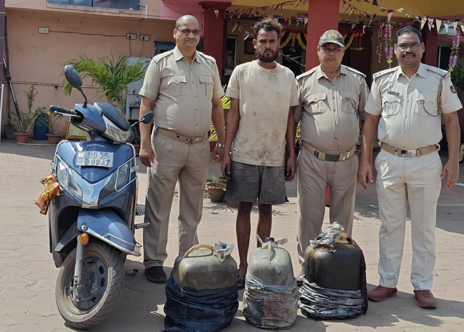 You are currently viewing ଡିଜେଲ ଚୋରି ଅଭିଯୋଗରେ ଯୁବକ ଗିରଫ, ୨୫ ଲିଟର ତେଲ ସହ ଆକ୍ଟିଭା ସ୍କୁଟି ଜବତ