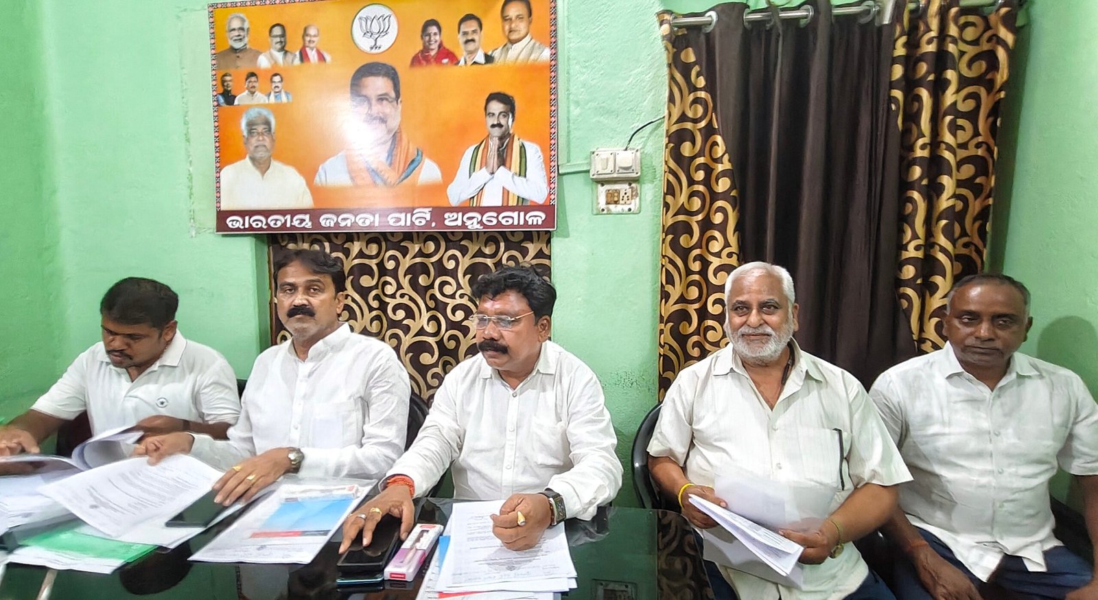 You are currently viewing ସାମ୍ବାଦିକ ସମ୍ମିଳନୀରେ ରିପୋର୍ଟ କାର୍ଡ ପେଶ କଲେ ବିଧାୟକ ପ୍ରତାପ ଚନ୍ଦ୍ର ପ୍ରଧାନ