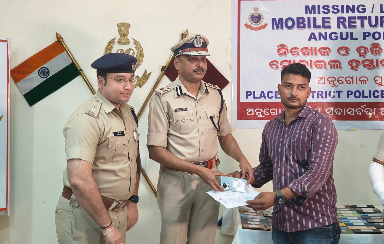 You are currently viewing ଅନୁଗୁଳ ପୋଲିସ ପକ୍ଷରୁ ମୋବାଇଲ୍ ହସ୍ତାନ୍ତର ମେଳା ୨.୦ ଆୟୋଜିତ, ମାଲିକଙ୍କୁ ଫେରସ୍ତ ହେଲା ୧୦୧ ଟି ଚୋରି ସ୍ମାର୍ଟଫୋନ୍