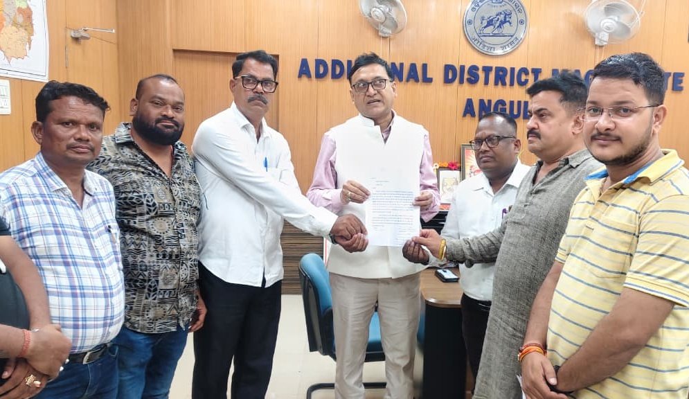 You are currently viewing ବୁଲା ଗାଈଗୋରୁ ସମସ୍ୟା ନେଇ ଅତିରିକ୍ତ ଜିଲ୍ଲାପାଳଙ୍କୁ ଦାବିପତ୍ର