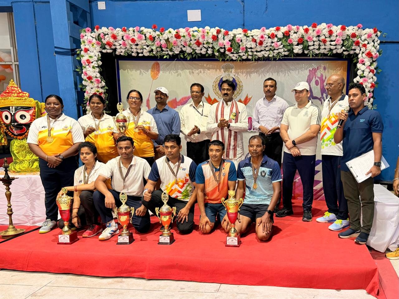 You are currently viewing ପ୍ରଥମ ଉତ୍ତର କେନ୍ଦ୍ରୀୟ ପରିସର ବ୍ୟାଡମିଣ୍ଟନ ଟୁର୍ଣ୍ଣାମେଣ୍ଟ ଉଦଯାପିତ, ଓପନ ଡବଲସରେ ଟ୍ରଫି ହାତେଇଲେ ଅନୁଗୁଳର ହେମନ୍ତ କୁମାର ବିଲୁଙ୍ଗ