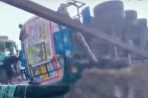 Read more about the article ଭୁବନେଶ୍ୱରୀ ମାଇନ୍ସରେ ଓଲଟିଲା ଡିଜେଲ ଟ୍ୟାଙ୍କର, ଗରା-ବାଲ୍ଟିରେ ତେଲ ବୋହିନେଲେ ଅଞ୍ଚଳବାସୀ