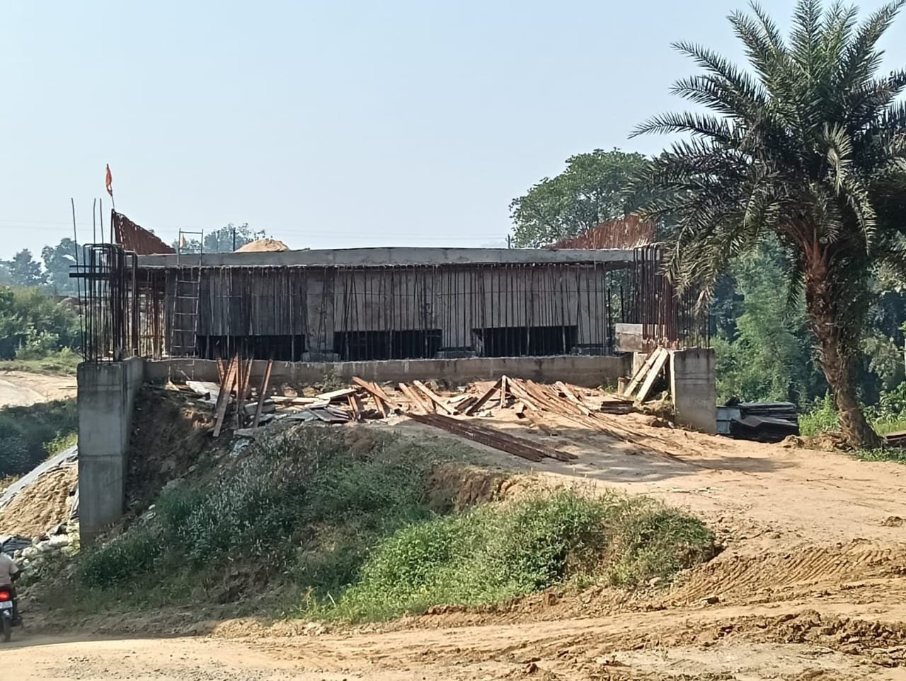 You are currently viewing ୫ ବର୍ଷ ହେଲା ଚାଲିଛି ଅଧାପନ୍ତରିଆ ବ୍ରିଜ୍ କାମ, ଜିଲ୍ଲାପାଳଙ୍କ ନିକଟରେ ଗ୍ରାମବାସୀଙ୍କ ଅଭିଯୋଗ