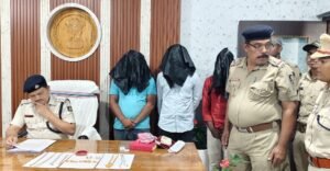 Read more about the article ଘର ତାଡ଼ି ସୁନା ଚୋରି ମାମଲା: ଅଭିଯୁକ୍ତ ସହ ଦୁଇ ସହଯୋଗୀ ଗିରଫ