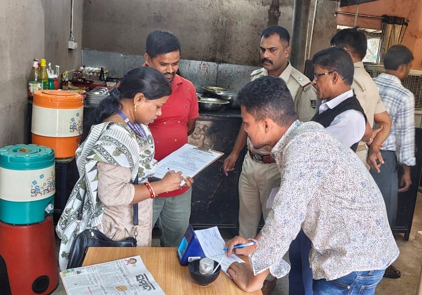 You are currently viewing ଖାଦ୍ୟ ନିରାପତ୍ତା ବିଭାଗ ପକ୍ଷରୁ ଚଢାଉ: ୧୫ ଦୋକାନୀଙ୍କ ଠାରୁ ପନ୍ଦର ହଜାର ଟଙ୍କା ଜରିମାନା ଆଦାୟ