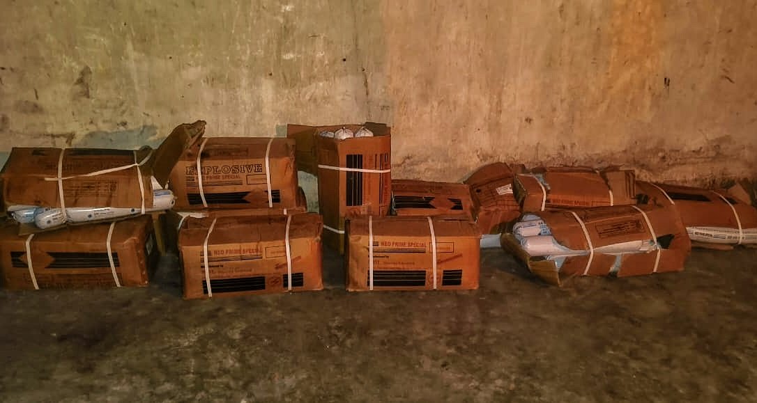 You are currently viewing ଆବଶ୍ୟକତାରୁ ଅଧିକ ବିସ୍ଫୋରକ ରଖିଥିବା ଅଭିଯୋଗ: ପଥର କୁଆଁରିରେ ଅତର୍କିିତ ଚଢ଼ଉ, ଲିଜଧାରୀ ଫେରାର୍‌