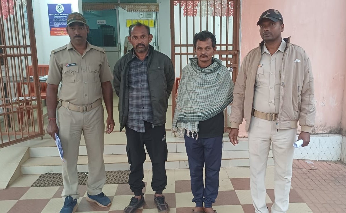 You are currently viewing ବେଆଇନ ଲୁହାପଥର ପରିବହନ ଅଭିଯୋଗ: ୧୬ ଚକିଆ ଟ୍ରକ ଜବତ, ଦୁଇ ଗିରଫ