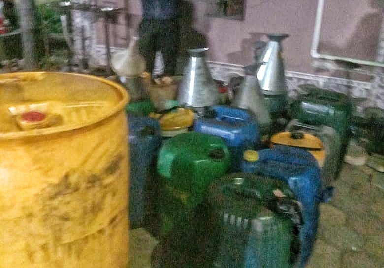 You are currently viewing ତାଳଚେର ପୋଲିସକୁ ବଡ଼ ସଫଳତା: ୨ ହଜାର ଲିଟର ଚୋରା ଡିଜେଲ ଜବତ