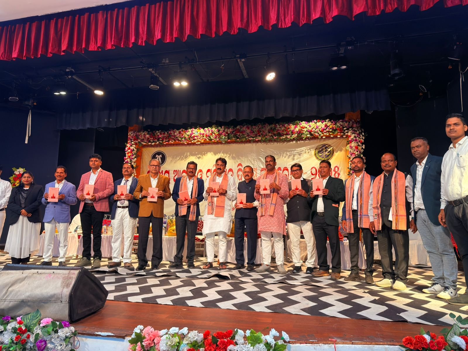 You are currently viewing ‘ସମ୍ବିଧାନ ହେଉଛି ଗଣତନ୍ତ୍ରର ଆତ୍ମା’: ଅନୁଗୁଳ ଓକିଲ ସଂଘ ପକ୍ଷରୁ ୭୬ତମ ସମ୍ବିଧାନ ଦିବସ ଓ ଆଇନ ଦିବସ ରେ ମତ ପ୍ରକାଶ