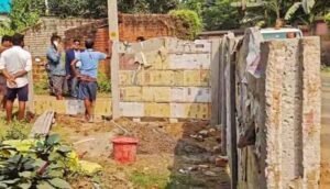 Read more about the article ମେଡିକାଲ କଲୋନିରେ ଜବରଦଖଲ ଉଚ୍ଛେଦ, ବେନିୟମ ଭାବେ ହୋଇଥିବା ପାଚେରି ଭାଙ୍ଗିଲା ପ୍ରଶାସନ