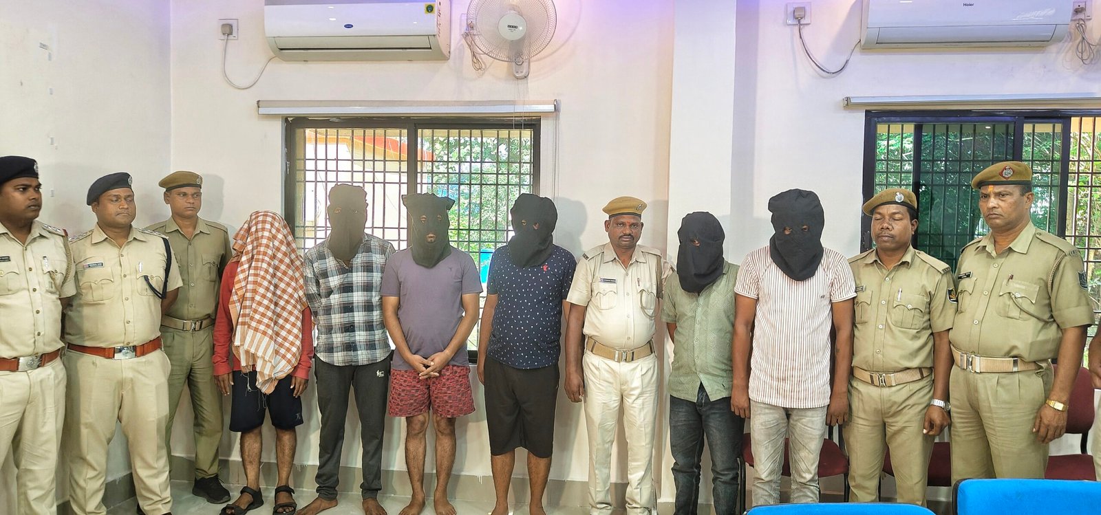 You are currently viewing ତାଳଚେରରେ ସୁନଚେନ୍ ଲୁଟେରା ଗ୍ୟାଙ୍ଗର ଦୁଇ ସମେତ ୬ ଗିରଫ