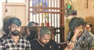 Read more about the article ଡକାୟତି ଯୋଜନା ପଣ୍ଡ: ୩ ଜଣଙ୍କୁ ମାଡ଼ି ବସିଲା ପୋଲିସ, ପିସ୍ତଲ ଜବତ