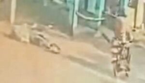 Read more about the article ରାସ୍ତାରେ ଯିବା ବେଳେ ଠିକା କର୍ମଚାରୀଙ୍କ ଅକାଳ ମୃତ୍ୟୁ, ୨ ଲକ୍ଷର କ୍ଷତିପୂରଣ ପ୍ରଦାନ