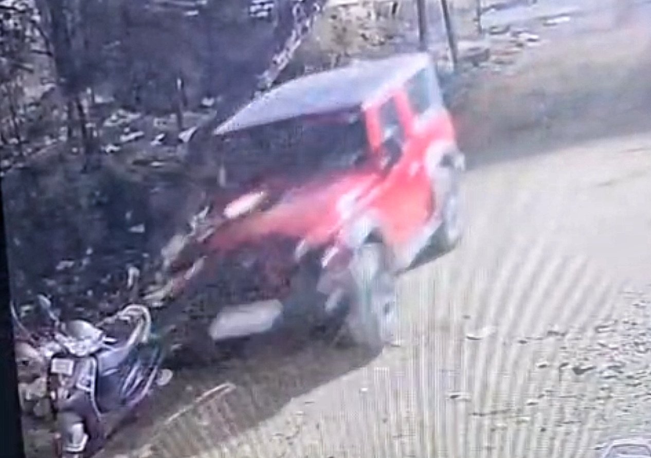 You are currently viewing ଥର ଗାଡ଼ି ସ୍କୁଟି ଉପରେ ଚଢ଼ିଗଲା