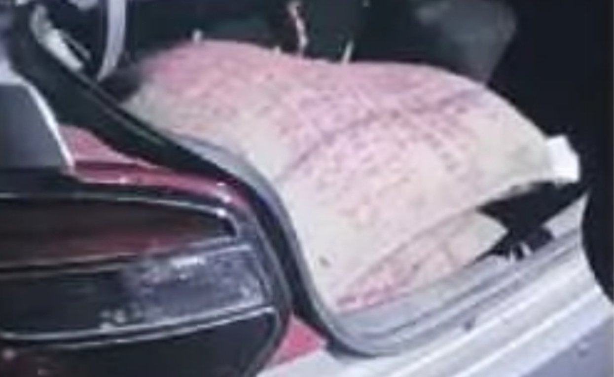 You are currently viewing ମଧ୍ୟାହ୍ନ ଭୋଜନ ଚାଉଳ ଚୋରିରେ ଧରାପଡିଲେ ପ୍ରଧାନଶିକ୍ଷକ!! ଗ୍ରାମରେ ଉତ୍ତେଜନା: କାର ସହ ଚାଉଳ ଜବତ କରି ପୋଲିସକୁ ହସ୍ତାନ୍ତର