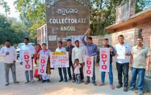 Read more about the article ନିଯୁକ୍ତି ସହ ଅନ୍ୟାନ୍ୟ ଦାବିରେ ଡି.ୱାଇ.ଓ.ର ଦେଶବ୍ୟାପୀ ଦାବି ଦିବସରେ ଦାବିପତ୍ର ପ୍ରଦାନ