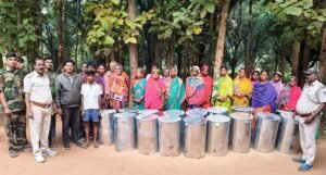 Read more about the article ଆଦିବାସୀ ପରିବାରଙ୍କ ସୁବିଧା ନିମନ୍ତେ ୨୦ ଟି ଡ୍ରମ ପ୍ରଦାନ