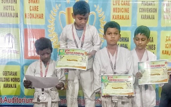 You are currently viewing ସପ୍ତମ ଓଡିଶା ଆଜାଦ କପ କରାଟେ ଚମ୍ପିୟାନସିପରେ ପାଳଲହଡାର ସଫଳତା