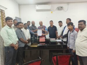 Read more about the article କଣିହାଁ ଅଞ୍ଚଳର ସମସ୍ୟା ନେଇ ତହସିଲଦାରଙ୍କୁ ଦାବିପତ୍ର