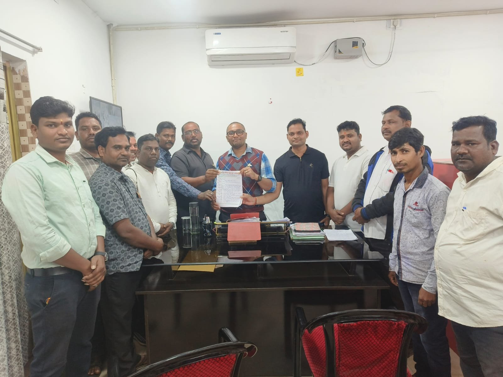 You are currently viewing କଣିହାଁ ଅଞ୍ଚଳର ସମସ୍ୟା ନେଇ ତହସିଲଦାରଙ୍କୁ ଦାବିପତ୍ର