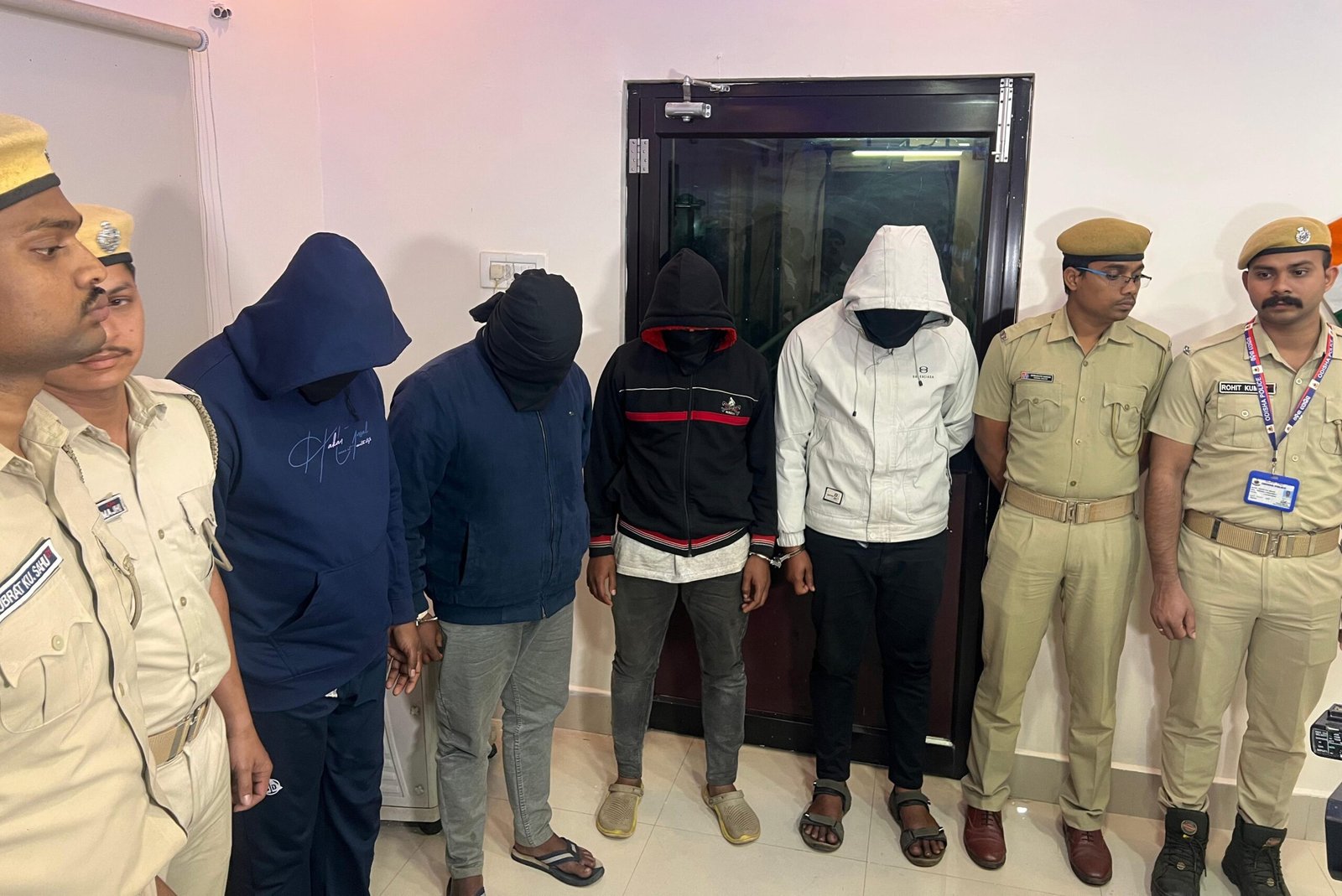 You are currently viewing ଅନୁଗୁଳରେ ଅନଲାଇନ୍ ଠକେଇ ମାମଲା, ନୟାଗଡ଼ରୁ ୪ ଅଭିଯୁକ୍ତ ଗିରଫ