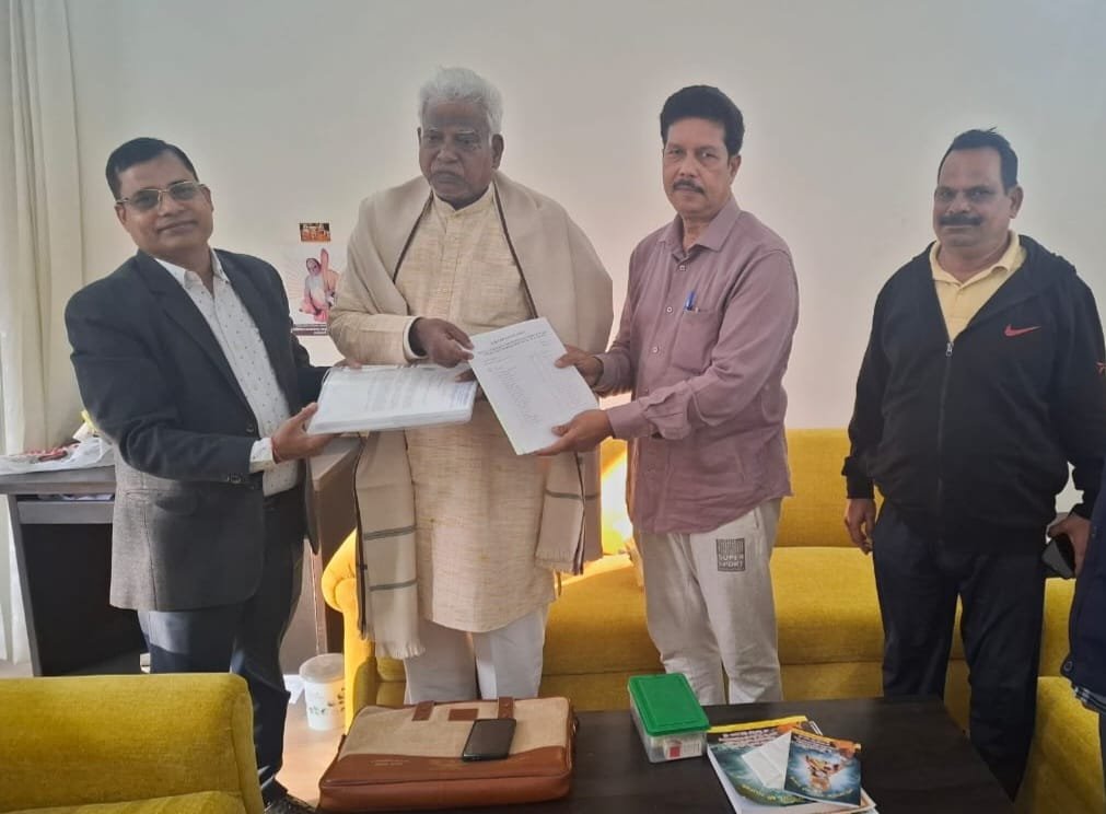 You are currently viewing ବଇଣ୍ଡାରେ ଟ୍ରେନ ରହଣି ସହ ମୋବାଇଲ ଟାୱାର ନିର୍ମାଣ ପାଇଁ ସାଂସଦଙ୍କୁ ଦାବିପତ୍ର