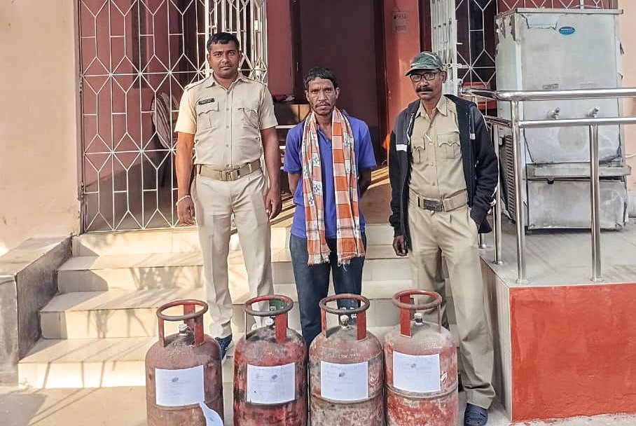 You are currently viewing କ୍ୟାବିନ ତାଡ଼ି ଦୁଇଟି ଦୋକାନରୁ ଚୋରି, ଅଭିଯୁକ୍ତ ଗିରଫ