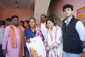 Read more about the article ଅସହାୟଙ୍କୁ ଶୀତ ବସ୍ତ୍ର ଓ ଲୁଗା ବଣ୍ଟନ କଲା ବିକାଶ ଫାଉଣ୍ଡେସନ