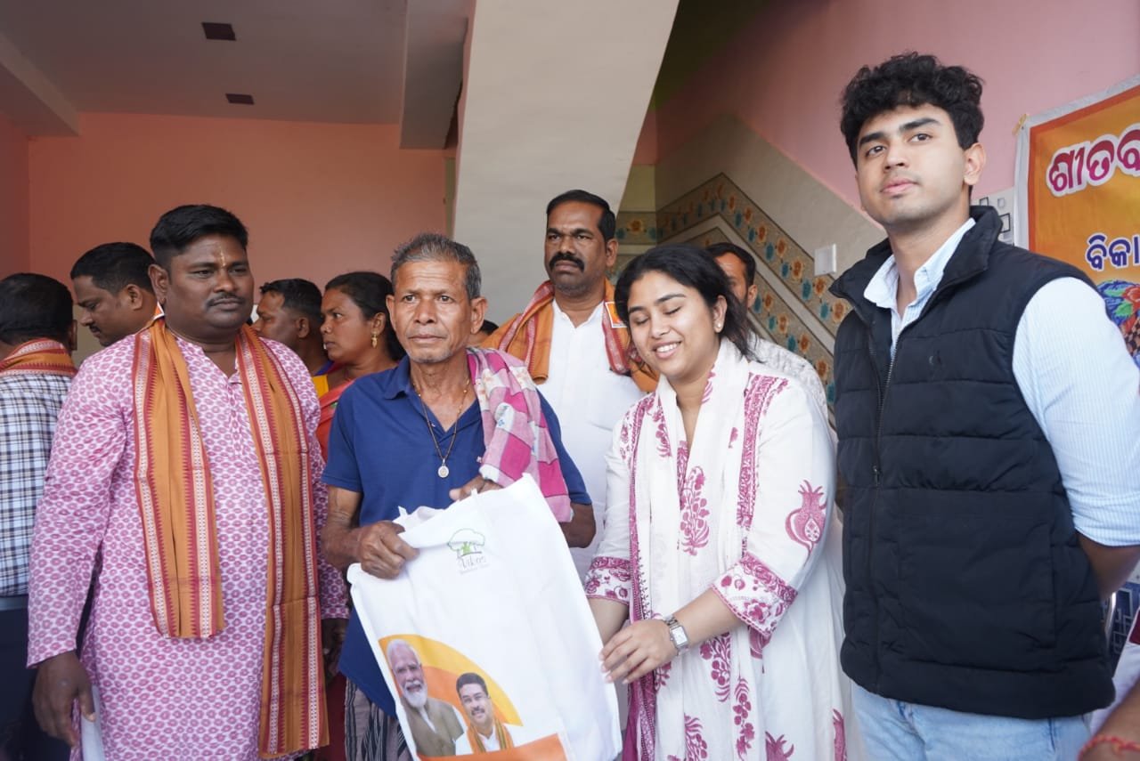 You are currently viewing ଅସହାୟଙ୍କୁ ଶୀତ ବସ୍ତ୍ର ଓ ଲୁଗା ବଣ୍ଟନ କଲା ବିକାଶ ଫାଉଣ୍ଡେସନ