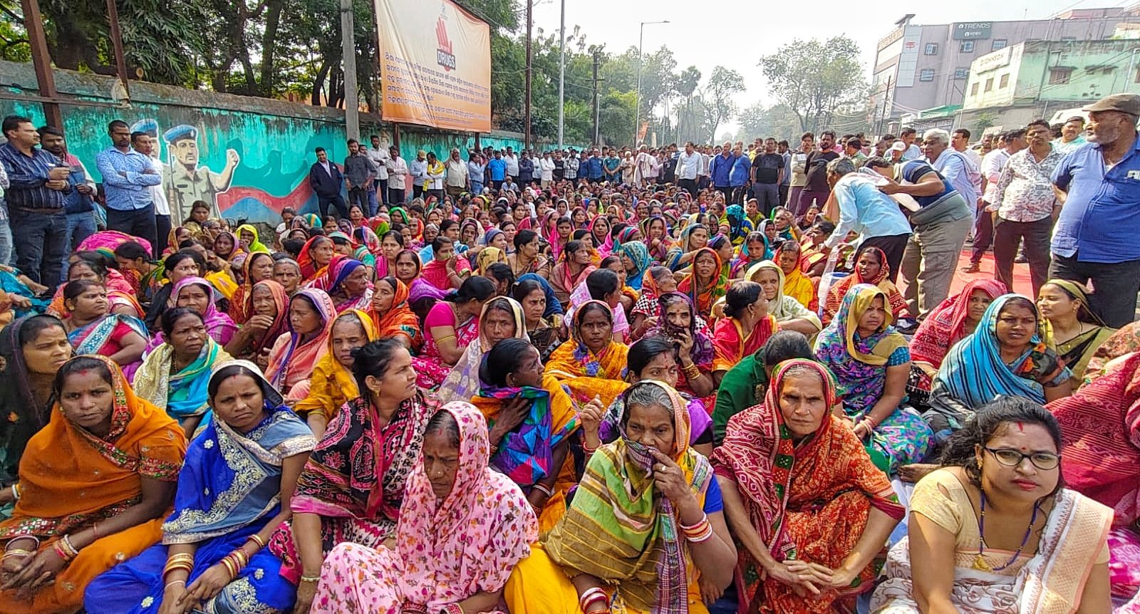 You are currently viewing କୁମଣ୍ଡରେ ଦୁଇ ଗୋଷ୍ଠୀ ମଧ୍ୟରେ ବିବାଦ: ପୋଲିସ ଗିରଫଦାରି ପ୍ରତିବାଦରେ ଗ୍ରାମବାସୀଙ୍କ ଏସପି କାର୍ଯ୍ୟାଳୟ ଘେରାଉ