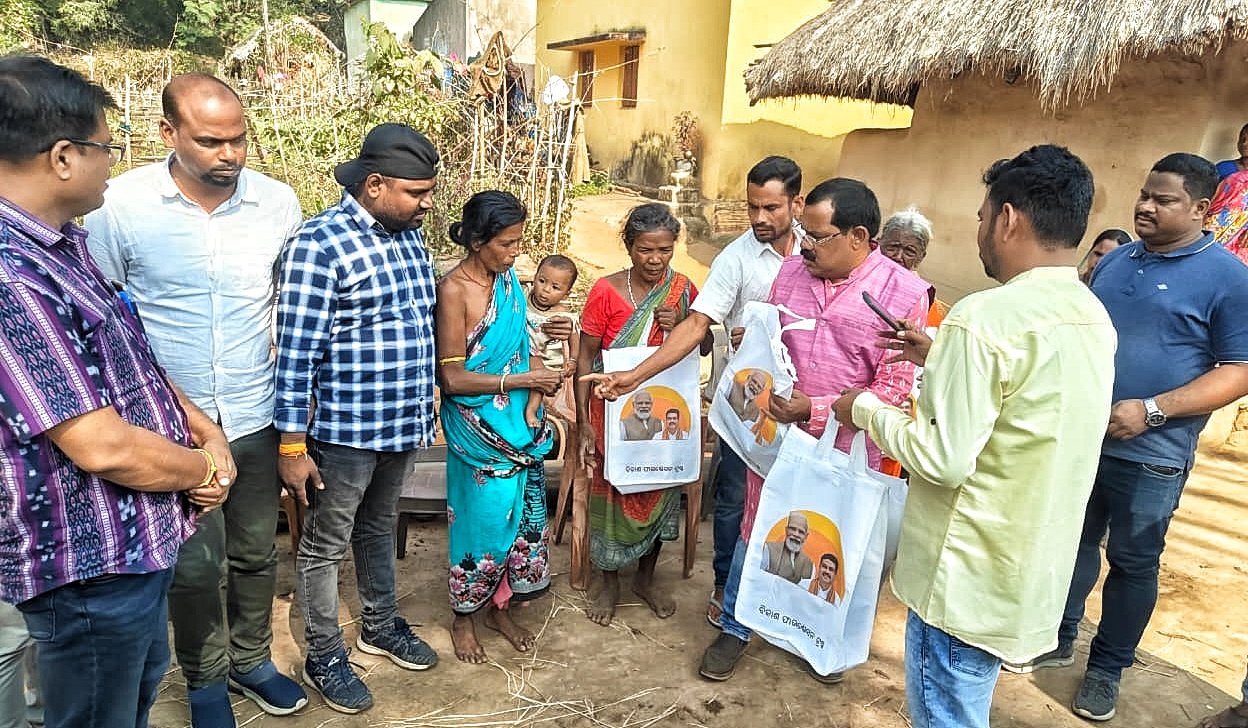 You are currently viewing ଘର ପୋଡି କ୍ଷତିଗ୍ରସ୍ତ ପରିବାରଙ୍କୁ ଭେଟିଲେ ବିଜେପି ପ୍ରତିନିଧି ମଣ୍ଡଳୀ