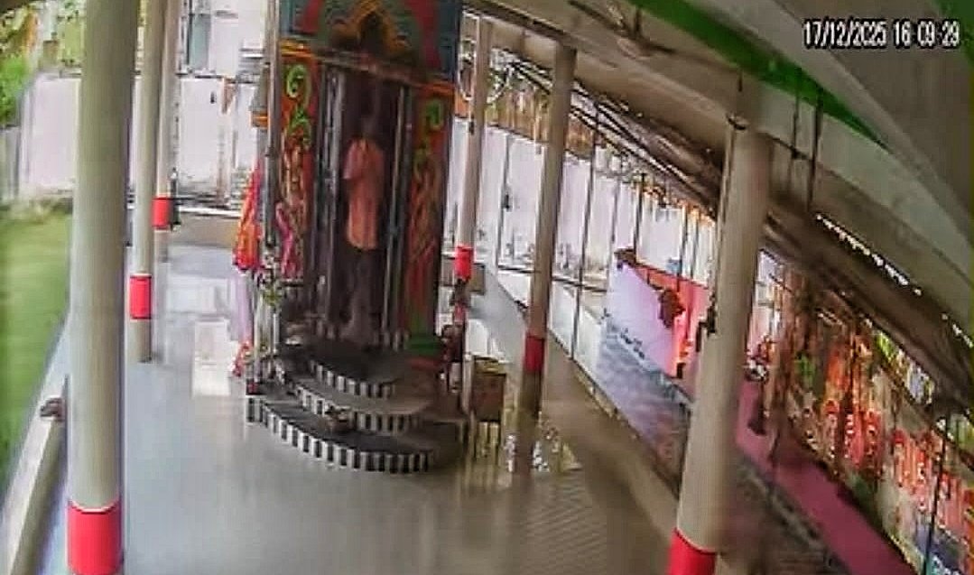 You are currently viewing ମା’ ତାରିଣୀଙ୍କ ମନ୍ଦିରରୁ ଗହଣା ଚୋରି, ସିସିଟିଭିରେ ପୂରା ଦୃଶ୍ୟ କଏଦ; ମୁଣ୍ଡିଆ ମାରି ଲୁଟି ନେଲେ ଚୋର