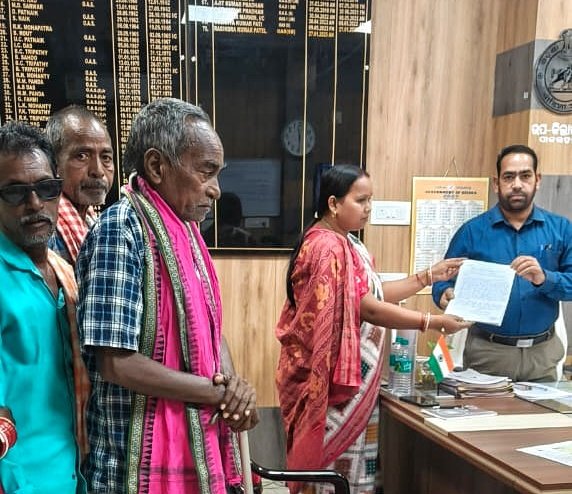 You are currently viewing ମୃତ ବ୍ୟକ୍ତିଙ୍କ ଜମି ହଡ଼ପ କରିବାକୁ ଷଡ଼ଯନ୍ତ୍ର, ପ୍ରଶାସନର ଦ୍ୱାରସ୍ଥ ହେଲେ ଅଞ୍ଚଳବାସୀ