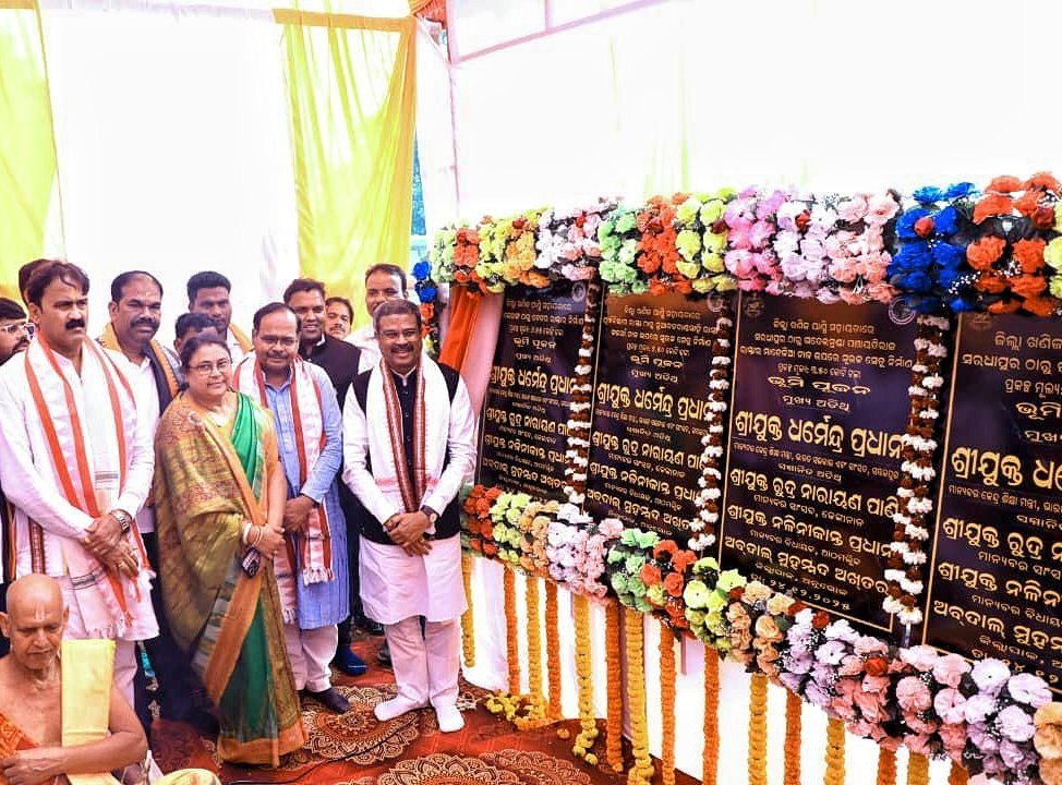 You are currently viewing ସାତକୋଶିଆରେ ୬ ଟି ରାସ୍ତା ଓ ସେତୁ ପ୍ରକଳ୍ପର ଭୂମିପୂଜନ: ‘ଲୋକଙ୍କ ଯାତାୟତକୁ ସୁଗମ କରିବା ସହ ଆର୍ଥିକ ପ୍ରଗତିକୁ ନୂଆ ଗତି ଦେବ’:ଧର୍ମେନ୍ଦ୍ର ପ୍ରଧାନ