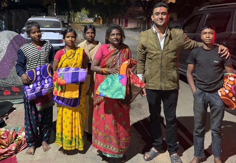 You are currently viewing ଅସହାୟଙ୍କୁ କମ୍ବଳ ବାଣ୍ଟିଲେ ଯୁବ ନେତା ସୌମ୍ୟରଞ୍ଜନ