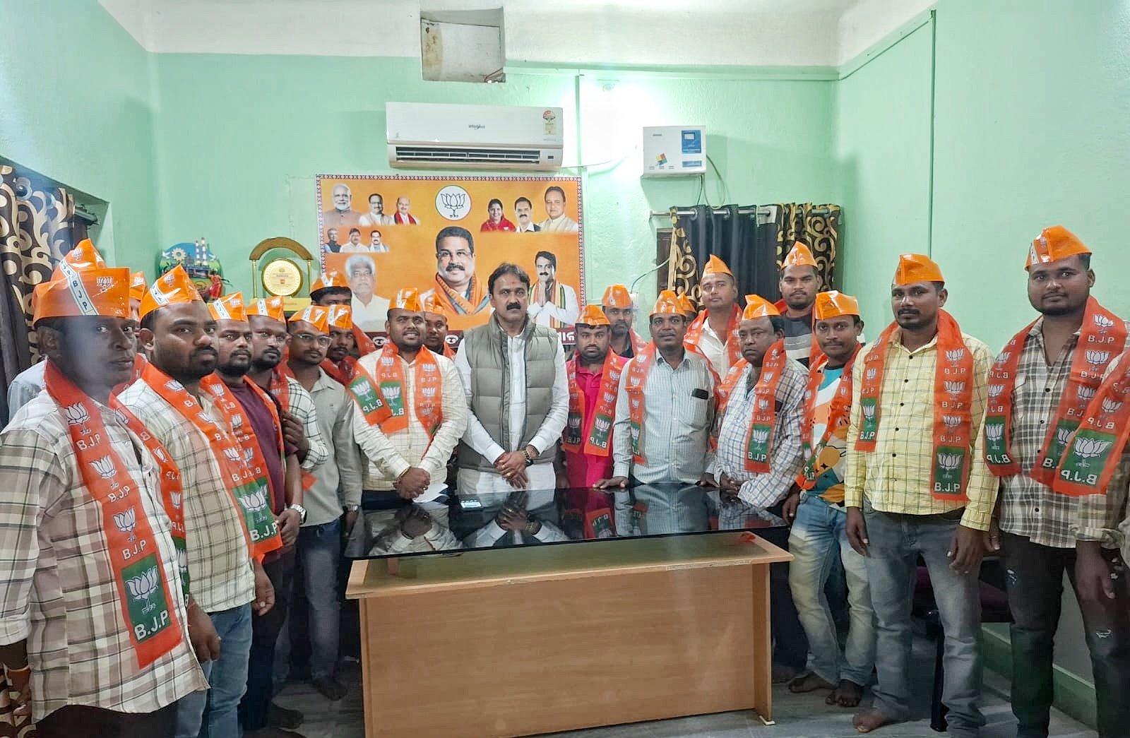 You are currently viewing ଅନୁଗୁଳରେ ମିଶ୍ରଣ ପର୍ବ: ବସଲା ସରପଞ୍ଚଙ୍କ ନେତୃତ୍ୱରେ ୫୦ ରୁ ଅଧିକ ବିଜେଡି କର୍ମୀ ବିଜେପିରେ ଯୋଗଦାନ