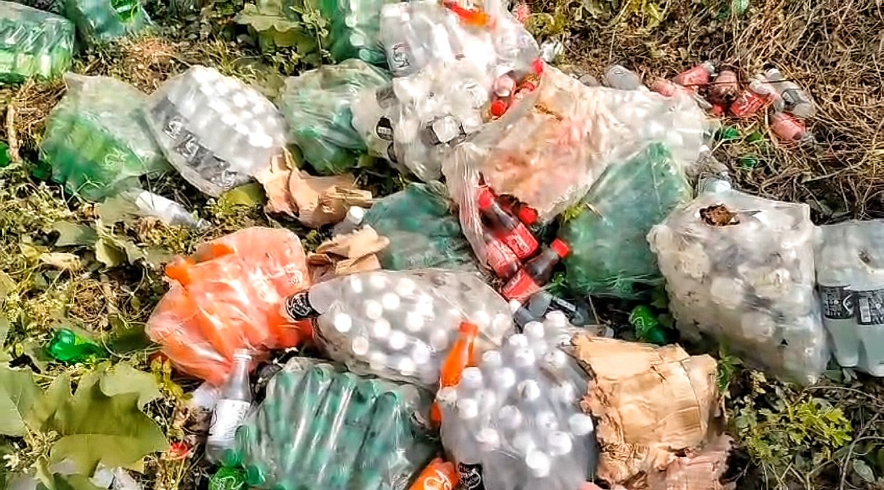 You are currently viewing ରାସ୍ତା କଡ଼ରେ ପଡ଼ିଛି ପେଟି ପେଟି କୋଲଡ ଡ୍ରିଙ୍କ, କିଏ ଓ କାହିଁକି ପକାଇଛି କାରଣ ଅସ୍ପଷ୍ଟ