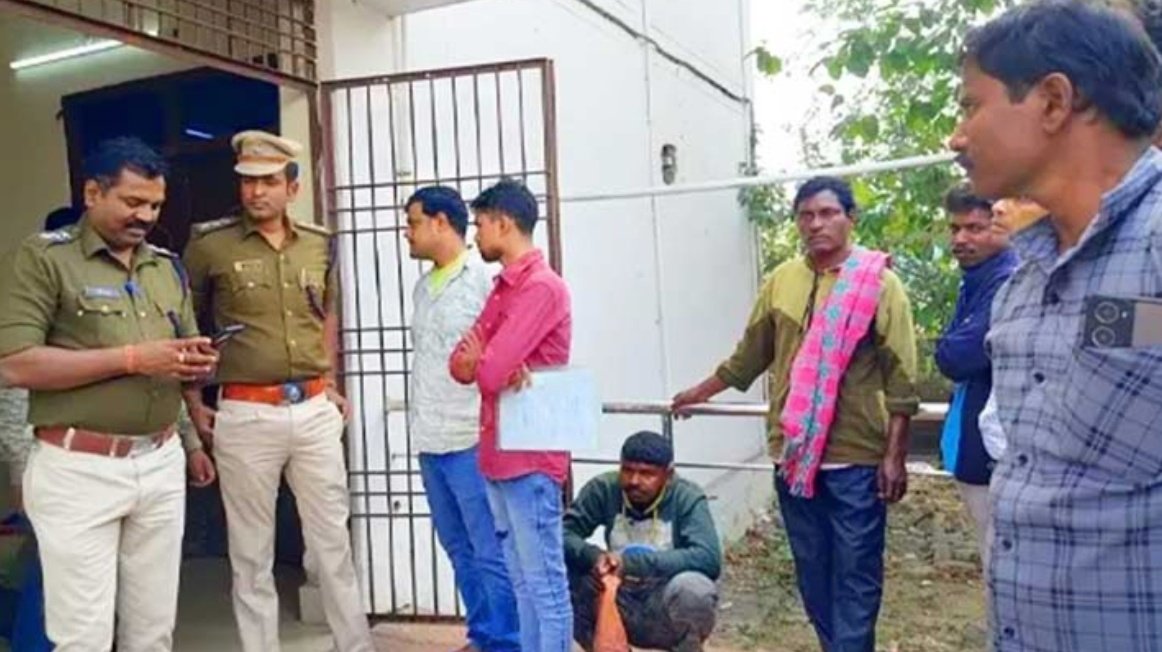 You are currently viewing ସନ୍ଦେହଜନକ ଘଟଣା: ଚିକେନ ଓ ପାଳଙ୍ଗ ଶାଗ ଖାଇ ୩ ଜଣଙ୍କ ମୃତ୍ୟୁ