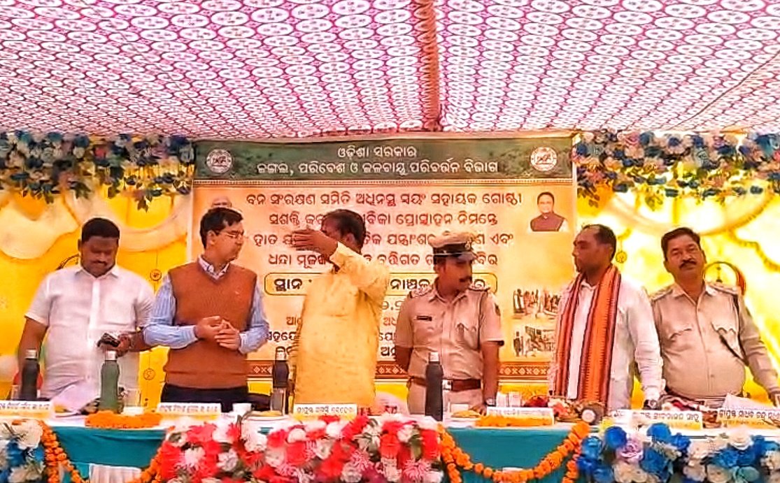 You are currently viewing ସ୍ଵୟଂ ସହାୟକ ଗୋଷ୍ଠୀକୁ ପ୍ରୋତ୍ସାହନ ନିମନ୍ତେ ହାତ ଯନ୍ତ୍ର ଓ ବୈଦ୍ୟୁତିକ ଯନ୍ତ୍ରାଂଶ ବିତରଣ