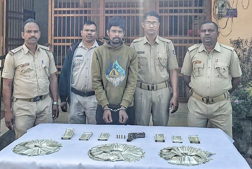 You are currently viewing ପେଟ୍ରୋଲ ପମ୍ପ ଡକାୟତି ମାମଲା, ଫେରାର ମୁଖ୍ୟ ଅଭିଯୁକ୍ତ ଗିରଫ