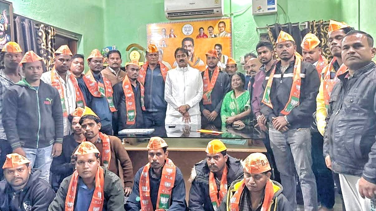 You are currently viewing ମିଶ୍ରଣ ପର୍ବ: ବିଜେପିରେ ଯୋଗ ଦେଲେ ସେରେନାବେଡା ବହୁ ବିଜେଡି ନେତା ଓ କର୍ମକର୍ତ୍ତା