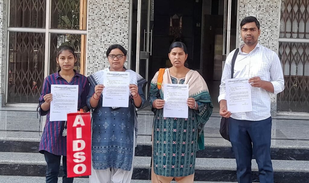 ଉଚ୍ଚ ମାଧ୍ୟମିକ ସାର୍ଟିଫିକେଟ ଓ ମାର୍କ ସିଟ ଯାଞ୍ଚ ଫିସ୍ ଦୁଇଗୁଣ ବୃଦ୍ଧିକୁ ବିରୋଧ: ଏଆଇଡିଏସଓ ପକ୍ଷରୁ ସ୍ମାରକ ପତ୍ର ପ୍ରଦାନ