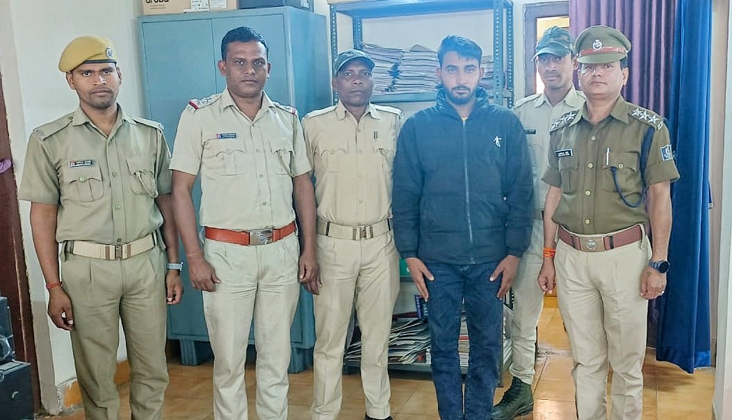 You are currently viewing ଡିଜିଟାଲ ଆରେଷ୍ଟର ଧମକ ଦେଇ ୬ ଲକ୍ଷ ଠକେଇ ମାମଲା: ରାଜସ୍ଥାନରୁ ଅଭିଯୁକ୍ତକୁ ବାନ୍ଧିଲା ଅନୁଗୁଳ ପୋଲିସ