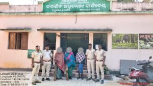 Read more about the article ଜଙ୍ଗଲ ବିଭାଗର ଚଢାଉ: ୨ ଦେଶୀ ବନ୍ଧୁକ ଜବତ ୩ ଶିକାରୀ ଗିରଫ