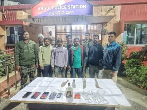 Read more about the article ଡକାୟତି ଯୋଜନା ପଣ୍ଡ: ଅସ୍ତ୍ରଶସ୍ତ୍ର ସହ ୫ ଯୁବକଙ୍କୁ ମାଡ଼ି ବସିଲା ଅନୁଗୁଳ ପୋଲିସ