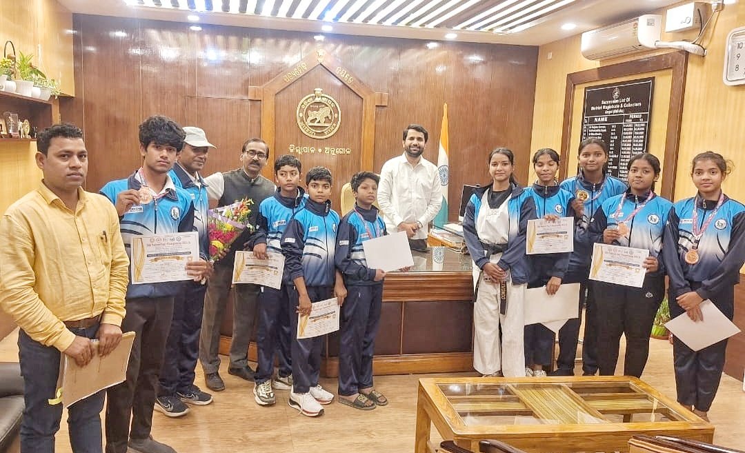 You are currently viewing ତେଲେଙ୍ଗାନାରେ ୨୬ ତମ ଜାତୀୟ ସ୍କୋଏ ମାର୍ଶଲ ଆର୍ଟ ପ୍ରତିଯୋଗିତାରେ ଅନୁଗୁଳକୁ ସଫଳତା, ସ୍ୱର୍ଣ୍ଣ ସହ ଜିତିଲେ ମୋଟ ୬ ପଦକ