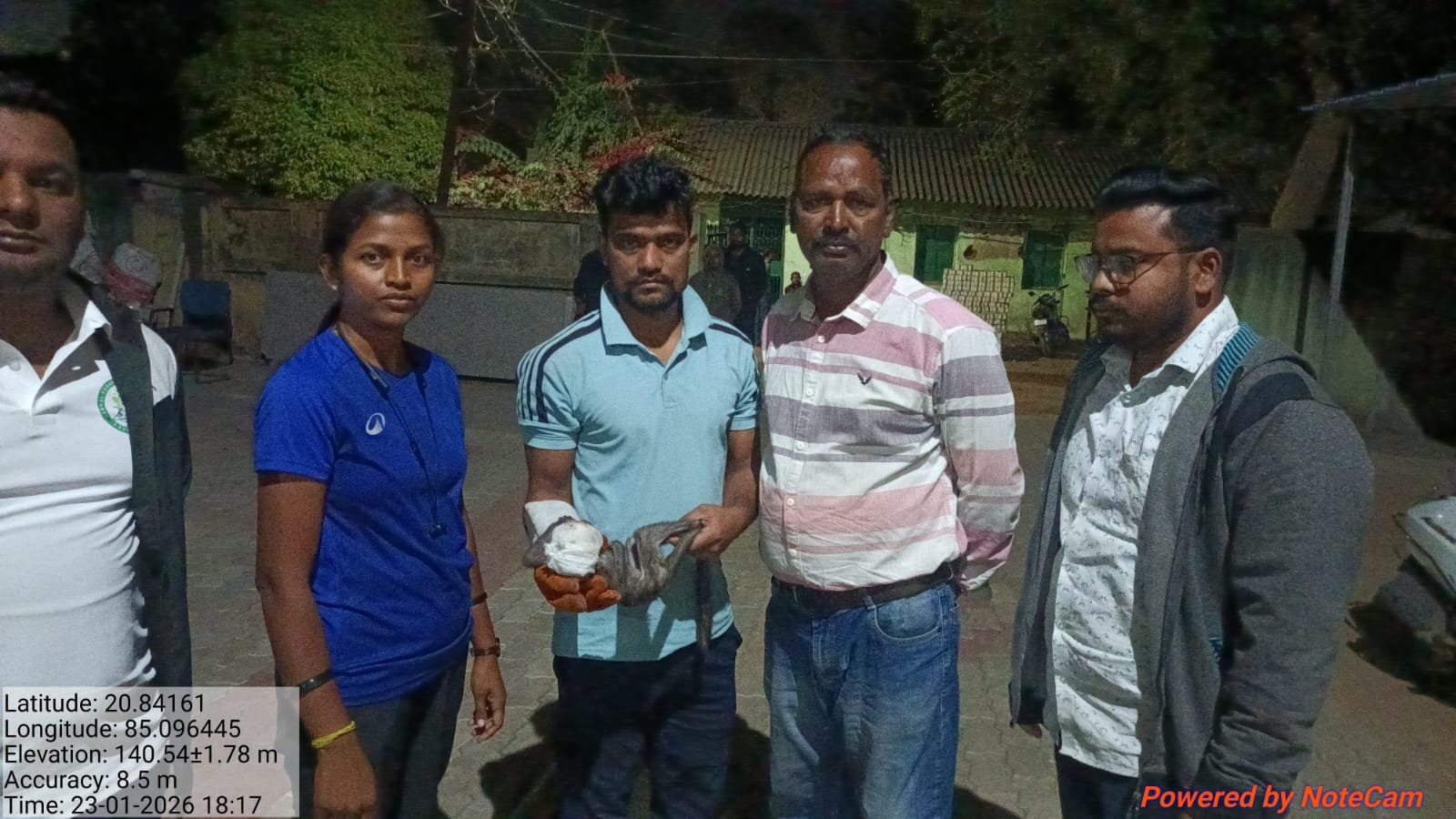 You are currently viewing ଦୁର୍ଘଟଣାଗ୍ରସ୍ତ ମାଙ୍କଡ଼ ଛୁଆକୁ ଉଦ୍ଧାର କରି ଚିକିତ୍ସା କଲା ବନ ବିଭାଗ