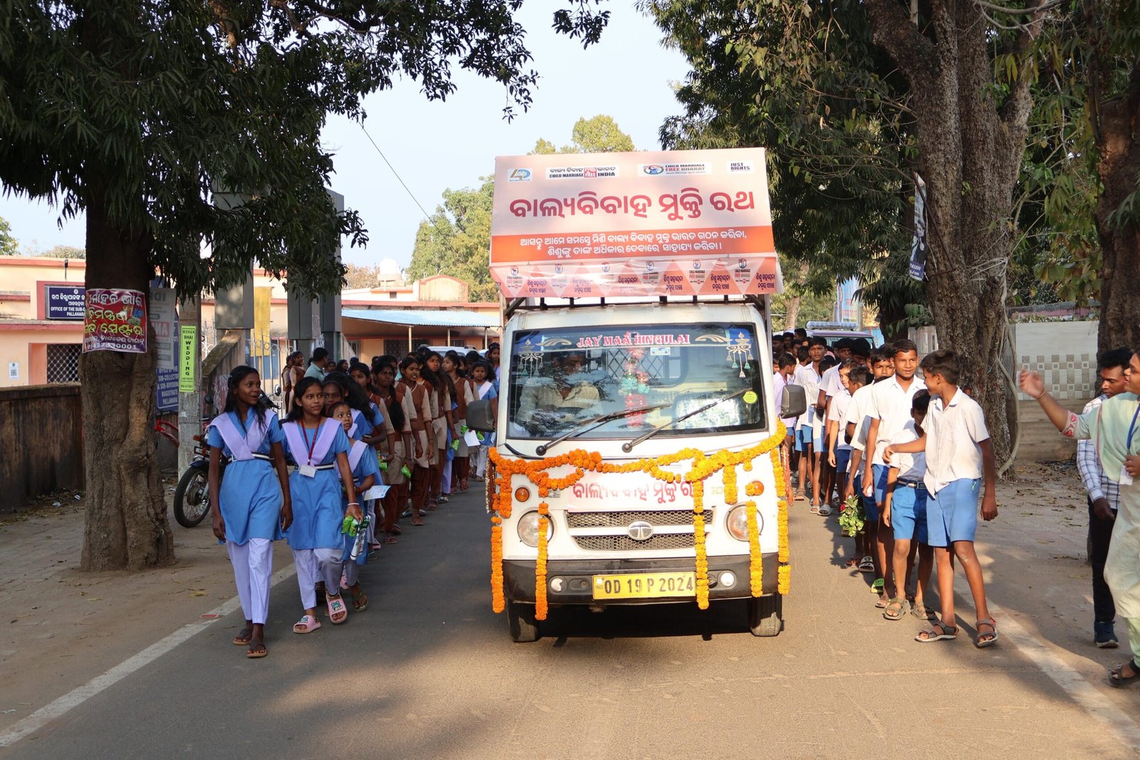 You are currently viewing ପାଳଲହଡ଼ାରେ ‘କନ୍ୟା ସଚେତନତା ରଥ’ର ଶୁଭାରମ୍ଭ: ବାଲ୍ୟ ବିବାହ ରୋକିବା ପାଇଁ ସଂକଳ୍ପ